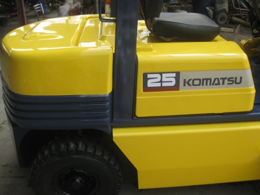 ขายรถยกFORKLIFT KOMATSU FD25-11เครื่องยนต์ดีเชล ล้อคู่ สูง4เมตรมีงาสาม พร้อมใช้งาน