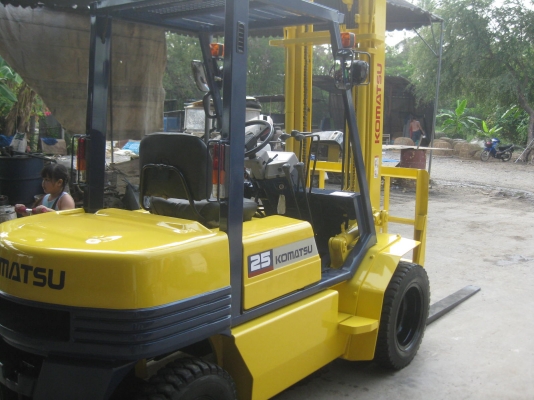 ขายรถยกFORKLIFT KOMATSU FD25-11เครื่องยนต์ดีเชล ล้อคู่ สูง4เมตรมีงาสาม พร้อมใช้งาน