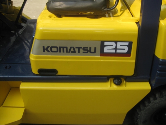 ขายรถยกFORKLIFT KOMATSU FD25-11เครื่องยนต์ดีเชล ล้อคู่ สูง4เมตรมีงาสาม พร้อมใช้งาน