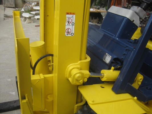 ขายรถยกFORKLIFT KOMATSU FD25-11เครื่องยนต์ดีเชล ล้อคู่ สูง4เมตรมีงาสาม พร้อมใช้งาน