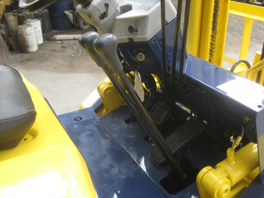 ขายรถยกFORKLIFT KOMATSU FD25-11เครื่องยนต์ดีเชล ล้อคู่ สูง4เมตรมีงาสาม พร้อมใช้งาน