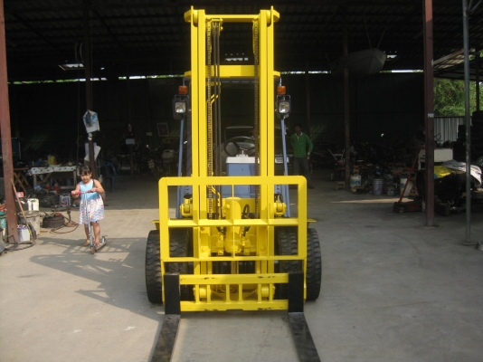 ขายรถยกFORKLIFT KOMATSU FD25-11เครื่องยนต์ดีเชล ล้อคู่ สูง4เมตรมีงาสาม พร้อมใช้งาน