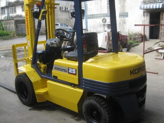 ขายรถยกFORKLIFT KOMATSU FD25-11เครื่องยนต์ดีเชล ล้อคู่ สูง4เมตรมีงาสาม พร้อมใช้งาน