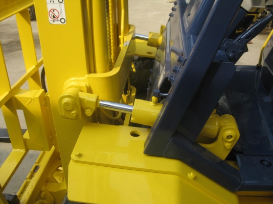 ขายรถยกFORKLIFT KOMATSU FD25-11เครื่องยนต์ดีเชล ล้อคู่ สูง4เมตรมีงาสาม พร้อมใช้งาน