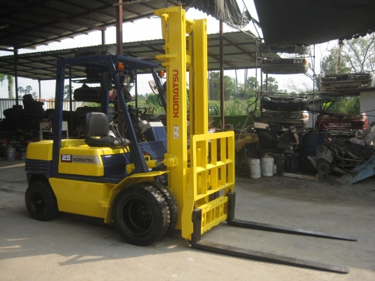 ขายรถยกFORKLIFT KOMATSU FD25-11เครื่องยนต์ดีเชล ล้อคู่ สูง4เมตรมีงาสาม พร้อมใช้งาน