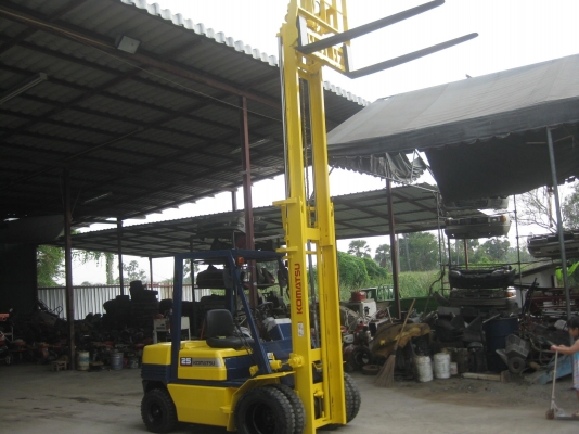 ขายรถยกFORKLIFT KOMATSU FD25-11เครื่องยนต์ดีเชล ล้อคู่ สูง4เมตรมีงาสาม พร้อมใช้งาน