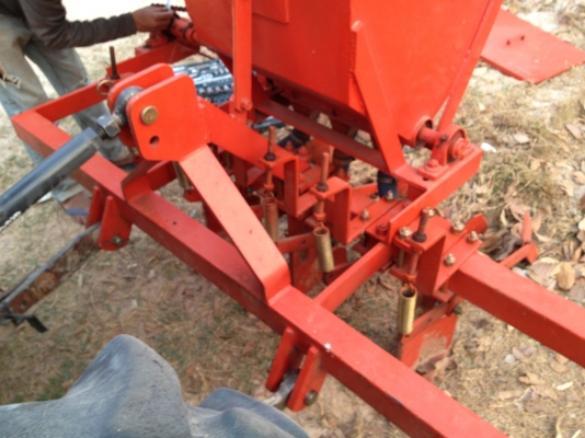 ขายด่วนเครื่องหยอดข้าวโพด 3 แถวยังไม่เคยใช้งาน