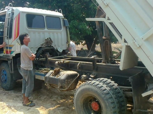 HINO FD 195 HP HO7D หกล้อดั๊มพ์ สมอเงิน กระบะดั๊มพ์เหล็ก 6 ตันยาว 3.60 เมตร หัวเก๋งแล็ปลายอย่างสวย ภายในเก๋งคอนโซลสวยครบ แอร์เย็น พ.เพาเวอร์ ก.ไฟฟ้า เบรคทริ๊ปฟี้ ช่วงล่างคัชซีสวยมากไม่มีแตกไม่มีบวม ยาง 8.25 ขอบ 16 สภาพดีพร้อมใช้งาน เอกสารทะเบียนภาษีครบพร้