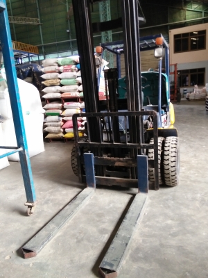 โฟร์คลิฟท์ โคมัตสุ 2.5 ตัน งาสูง 6 เมตร ยาว 1.25 เมตร เกียร์ออโต้