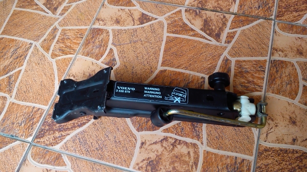 แม่แรงยกรถ VOLVO V40 แม่แรงยกรถ VOLVO V40