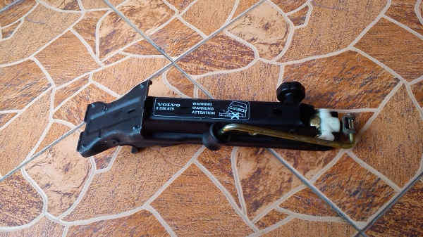 แม่แรงยกรถ VOLVO V40