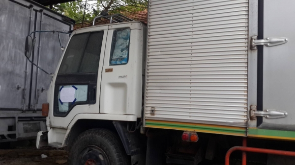 ขายรถบรรทุก6ล้อพร้อมตู้สภาพพร้อมใช้งาน/ติดต่อ 0813088116