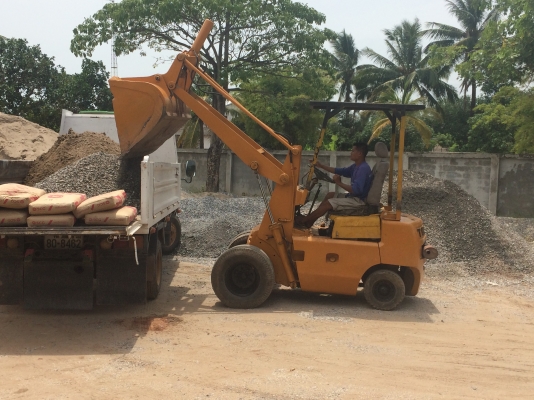 รถตัก TOYOTA SD12  ตัก 1 คิวพร้อมใช้ครับ ราคาถูกครับลดครับ   95,000 บาทเท่านั้นครับ