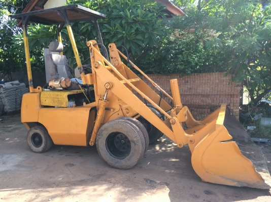 รถตัก TOYOTA SD12  ตัก 1 คิวพร้อมใช้ครับ ราคาถูกครับลดครับ   95,000 บาทเท่านั้นครับ