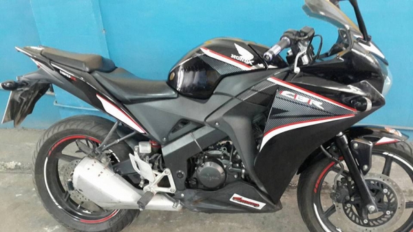 ขาย Honda CBR 150 i สีดำ ปี 56 ปลายปี เครื่องดี ชุดสีสวย เล่มพร้อมชุดโอน