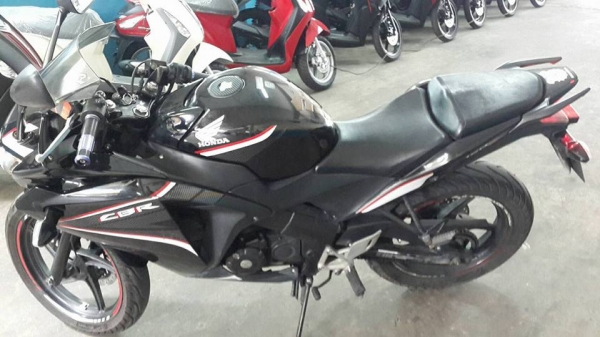 ขาย Honda CBR 150 i สีดำ ปี 56 ปลายปี เครื่องดี ชุดสีสวย เล่มพร้อมชุดโอน