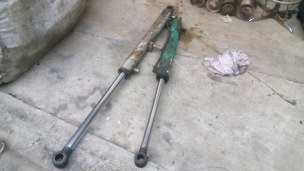 ขายกระบอกอาร์มกับกระบอกบุ้งกี้ รถแมคโค PC-30-7 สภาพสวยของถอดจากตัวรถ