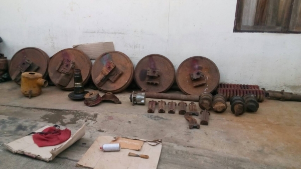 ขายอะหลั่ยชิ้นส่วนรถแทรกเตอร์ D-4 D-5 มีหลายอย่างสนใจสอบถามได้นะครับขายไม่แพง