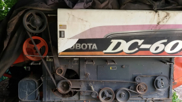 รถเกี่ยวข้าวกระสอบคูโบต้า DC-60 รถเกี่ยวข้าวกระสอบคูโบต้า DC-60