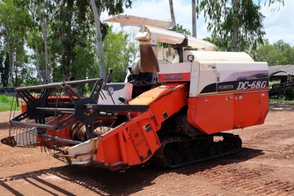 รถเกี่ยวนวดข้าว DC-68G มือสอง สนใจโทร 089-0111624