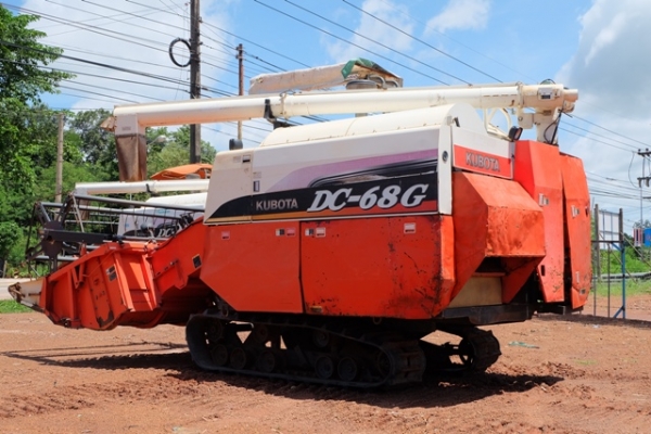 รถเกี่ยวนวดข้าว DC-68G มือสอง สนใจโทร 089-0111624