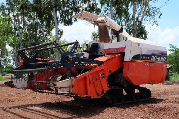 รถเกี่ยวนวดข้าว DC-68G มือสอง สนใจโทร 089-0111624