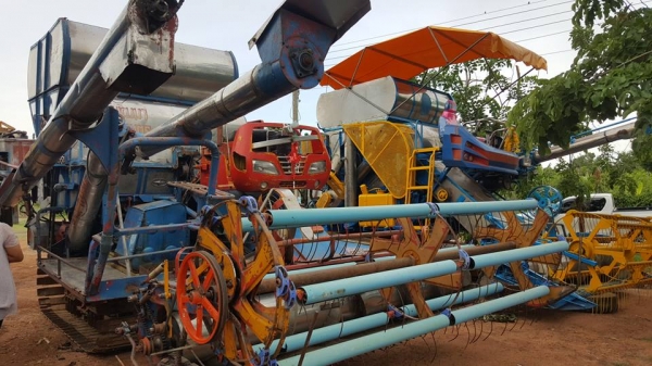 ขายรถเกี่ยวข้าว ศักดิ์พัฒนา เครื่องมิตซู220เทอร์โบว์ ปั๊มไดกิ้น23 โซ่ใหม่ สภาพพร้อมใช้