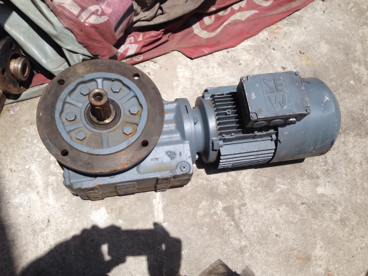 ขายมอเตอร์เกียร์ Sew eurodrive 2HP. 380V รุ่น 2sdeed มีระบบเบรคในตัว เพลาออกได้ 13 กับ 55รอบต่อนาที ของใหม่ไม่เคยใช้งาน