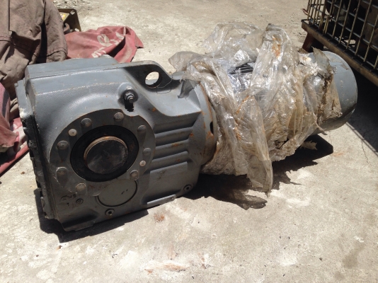 ขายมอเตอร์เกียร์ Sew eurodrive 3HP. 380V รุ่น 2sdeed มีระบบเบรคในตัว เพลาออกได้ 17 กับ 68รอบต่อนาที ของใหม่ไม่เคยใช้งาน