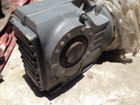 ขายมอเตอร์เกียร์ Sew eurodrive 3HP. 380V รุ่น 2sdeed มีระบบเบรคในตัว เพลาออกได้ 17 กับ 68รอบต่อนาที ของใหม่ไม่เคยใช้งาน