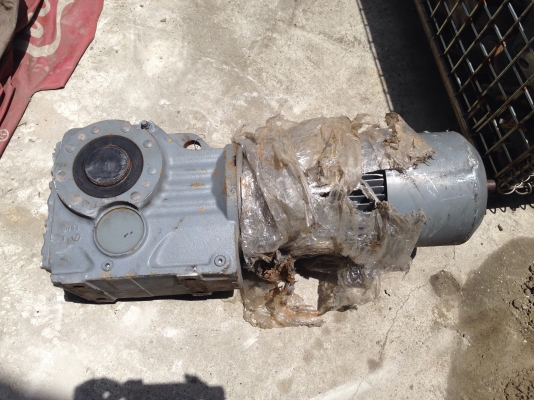 ขายมอเตอร์เกียร์ Sew eurodrive 3HP. 380V รุ่น 2sdeed มีระบบเบรคในตัว เพลาออกได้ 17 กับ 68รอบต่อนาที ของใหม่ไม่เคยใช้งาน