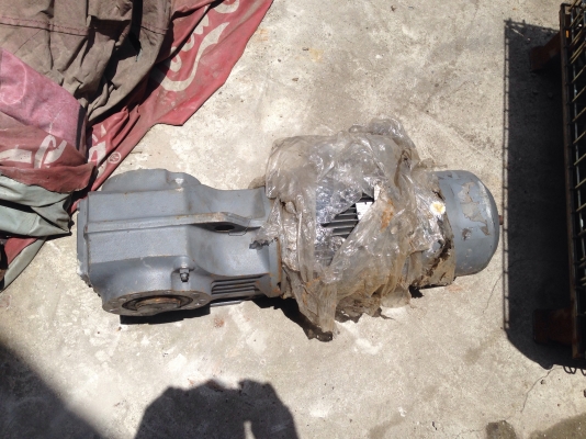 ขายมอเตอร์เกียร์ Sew eurodrive 3HP. 380V รุ่น 2sdeed มีระบบเบรคในตัว เพลาออกได้ 17 กับ 68รอบต่อนาที ของใหม่ไม่เคยใช้งาน