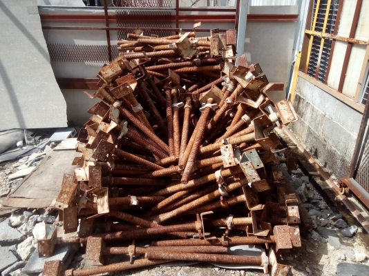 เกลียวปรับนั่งร้านยู-เฮด 60 ซม. ขาย  85 บาท/ตัวสินค้ามี300-400 ตัว สภาพดีไม่มีปูนเกาะ ซื้อน้อยก็ขาย ซื้อหมดลดได้ครับ