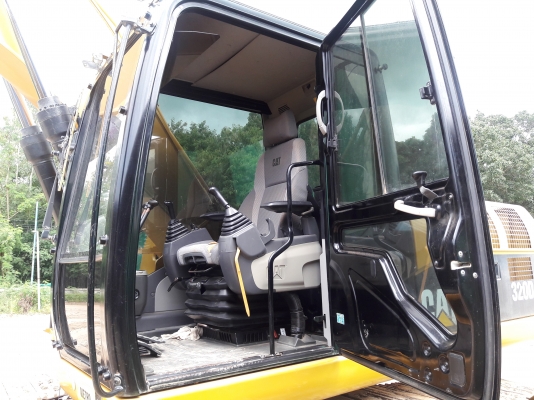 ขายCAT 320 D สเปกญี่ปุ่น แท้ๆ มี3ตัว ชั่วโมง ตั้งแต่7000-10000 รถสวย พร้อมใช้งาน ช่วงล่าง เต็มเอว  รถบ้านซื้อป้ายแดงเมโท  เจ้าของขายเองครับ  เช็คศูนย์ตลอด