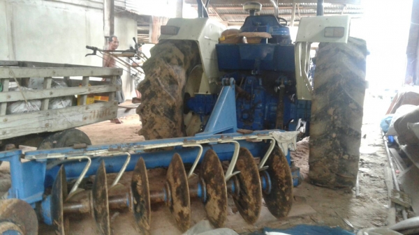 Ford 6640  เพลาเดียว เครื่องเกียร์ดี ปั้มดีพร้อมอุปกรณ์ใบดันผานหลัง พร้อมใช้