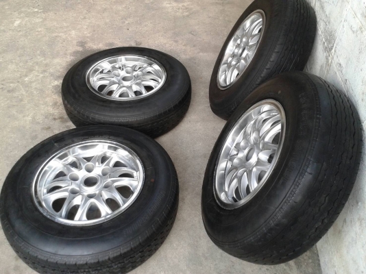 ขอบ15นิ้ว6รู พร้อมยาง สวยๆ 4 ล้อ ราคา 4800 บาท