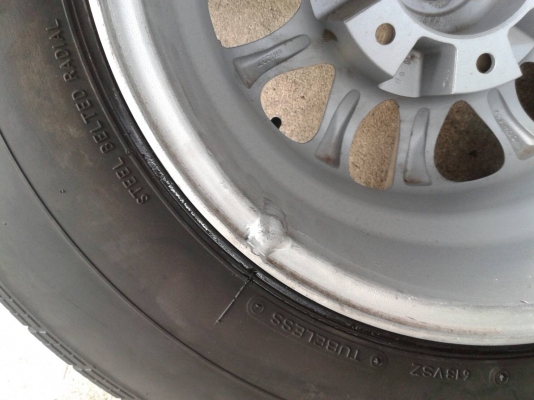 ขอบ15นิ้ว6รู พร้อมยาง สวยๆ 4 ล้อ ราคา 4800 บาท