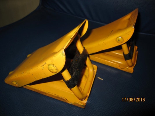 หนุนล้อไม่ให้รถไหล Made in Japan สีเหลืองเหล็กหนาแข็งแรง