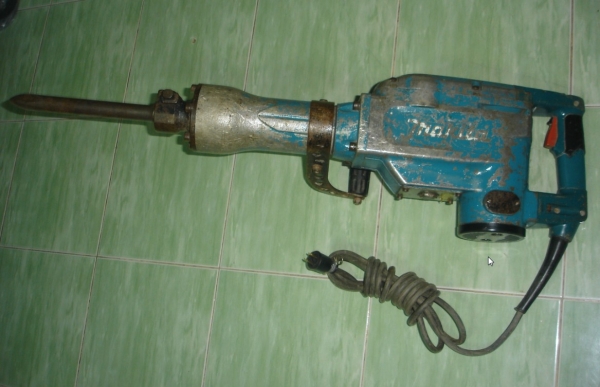 ขายเครื่องสกัดคอนกรีต(สกัดไฟฟ้า) 1510 วัตต์ Makita รุ่น HM1306แท้