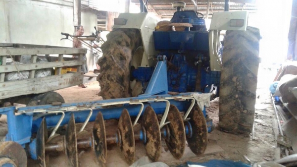 ขาย 6640 เพลาเดียว เกียร์กลาง พร้อมใช้ มีใบดัน ผาน 7 เล่มทะเบียนพร้อม ราคา 385,000 ศรีสะเกษ 091-0206555