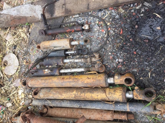 ขายกระบอกไฮโดลิคหลายขนาด ขายเป็นโลครับ ของดีตัดออกมาจากรถครับ ขายโลละ 45 บาท ตกกระบอกหนึ่งประมาณ5โล ถึง100 โล คูณเอาครับ