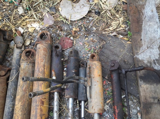 ขายกระบอกไฮโดลิคหลายขนาด ขายเป็นโลครับ ของดีตัดออกมาจากรถครับ ขายโลละ 45 บาท ตกกระบอกหนึ่งประมาณ5โล ถึง100 โล คูณเอาครับ