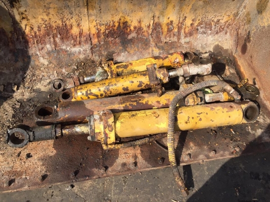 ขายกระบอกไฮโดลิคหลายขนาด ขายเป็นโลครับ ของดีตัดออกมาจากรถครับ ขายโลละ 45 บาท ตกกระบอกหนึ่งประมาณ5โล ถึง100 โล คูณเอาครับ