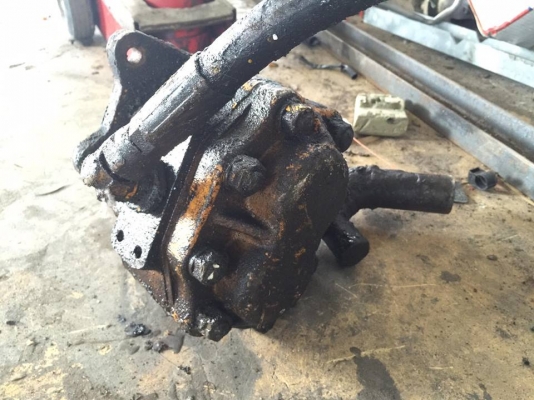 ขายปั๊มน้ำมันไฮโดลิคของรถตัก 1นิ้วครึ่ง โดยประมาณ ขาย 4500 บาทครับ