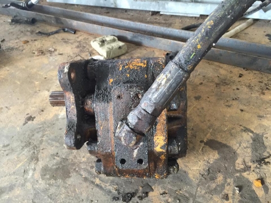 ขายปั๊มน้ำมันไฮโดลิคของรถตัก 1นิ้วครึ่ง โดยประมาณ ขาย 4500 บาทครับ