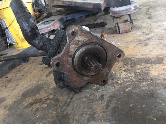 ขายปั๊มน้ำมันไฮโดลิคของรถตัก 1นิ้วครึ่ง โดยประมาณ ขาย 4500 บาทครับ