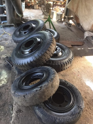 ขายยางรถตัก6เส้น พร้อมกระทะยาง900 ขาย7000 บาทครับ