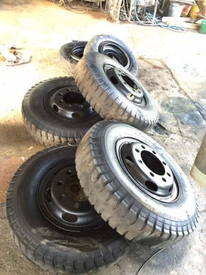 ขายยางรถตัก6เส้น พร้อมกระทะยาง900 ขาย7000 บาทครับ