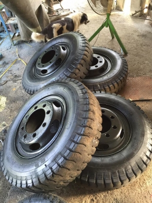 ขายยางรถตัก6เส้น พร้อมกระทะยาง900 ขาย7000 บาทครับ