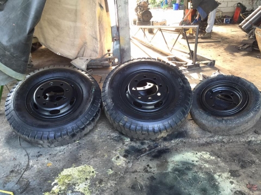 ขายยางรถตัก6เส้น พร้อมกระทะยาง900 ขาย7000 บาทครับ